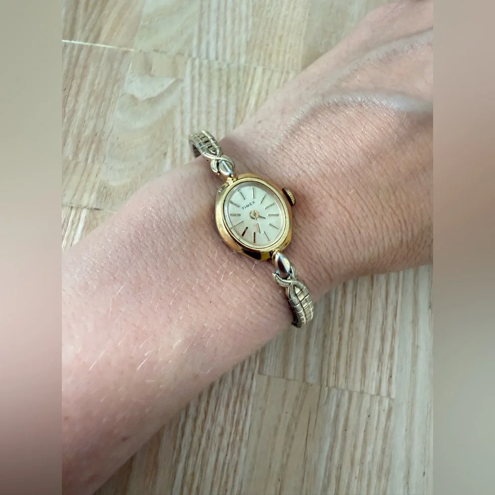 Vintage ladies ladies oval gold tone winding mechanical dress watch